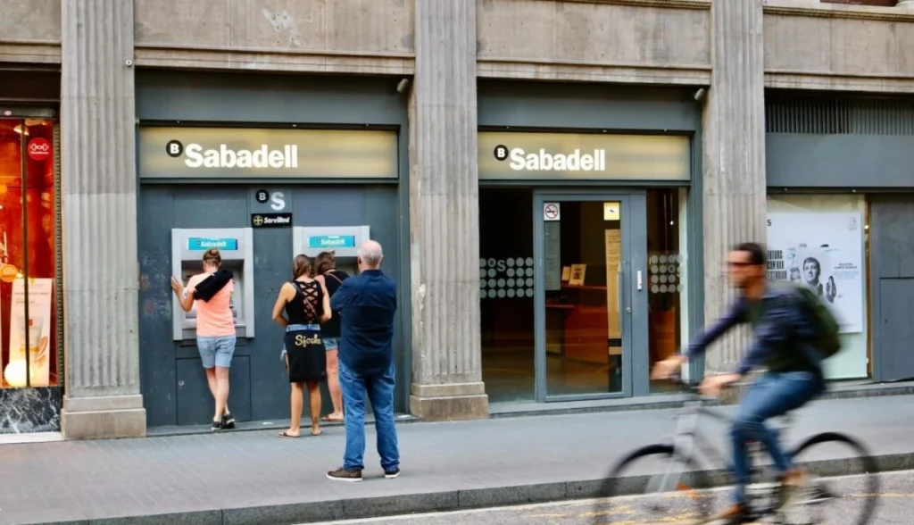 Qué bancos financian una finca rústica en España y cuándo Banco Sabadell puede ser una opción
